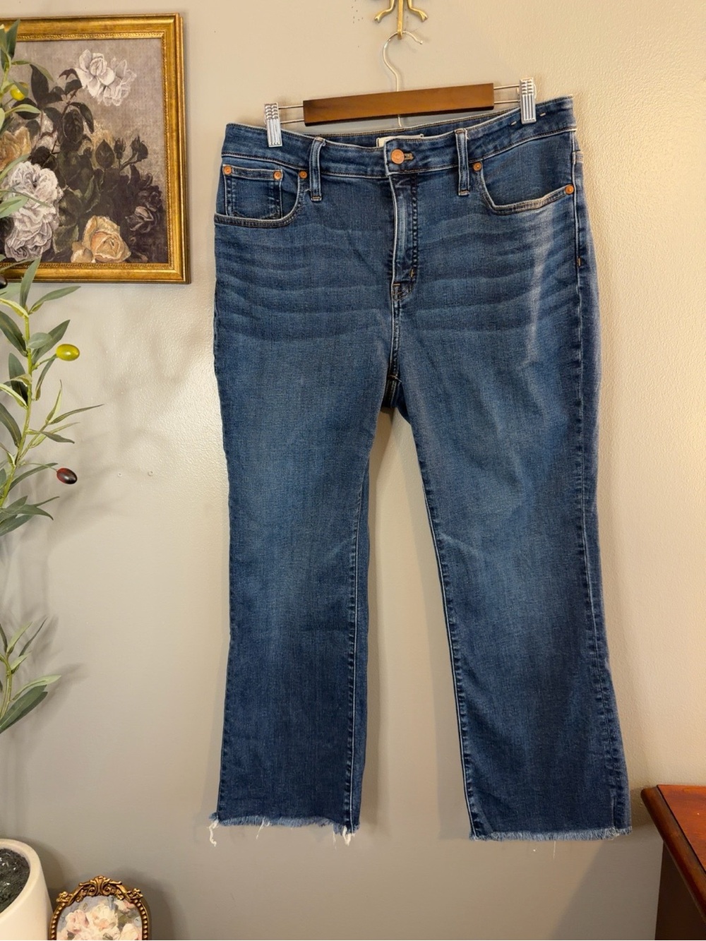 Madewell Curvy Kick Out Jeans Size 32 Cropped Raw Hem Medium Wash - Picture 3 of 8